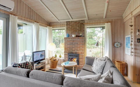 Thurgot - 720M to the Fjord: Legna, Interior Design, Pavimentazione, Mobilia, Soffitto, Pavimento, Soggiorno, Casa, Divano
