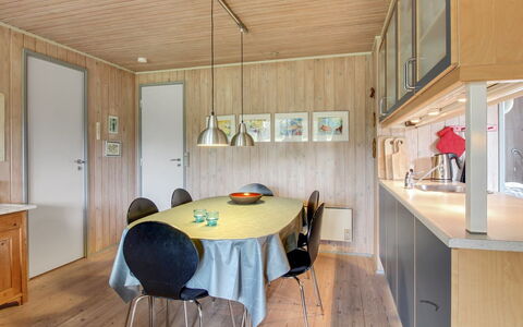 Thurgot - 720M to the Fjord: Interior Design, Legna, Pavimentazione, Soffitto, Mobilia, Pavimento, Cucina, Cucina & Sala Da Pranzo Tavolo, Lampada, Camera
