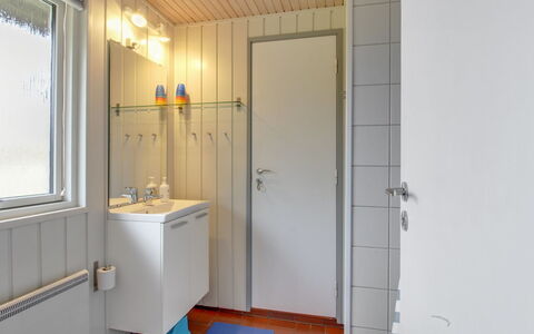 Thurgot - 720M to the Fjord: Parete, Pavimentazione, Idraulico Fixture, Legna, Pavimento, Interior Design, Lavello, Bagno, Lavandino Del Bagno, Idraulico