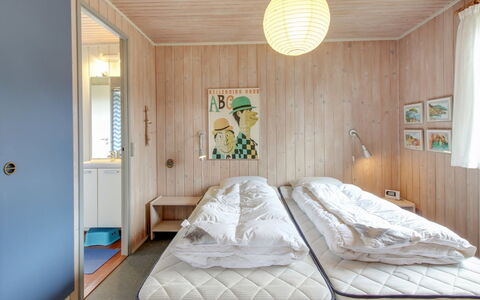Thurgot - 720M to the Fjord: Mobilia, Interior Design, Camera Da Letto, Letto, Pavimentazione, Legna, Pavimento, Soffitto, Tessile, Camera
