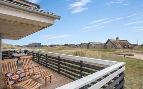Ozeana - from the Sea: Arbusto, Urban Design, Groundcover, Brick, Appartamento, Estate, Muratura, Balcone, Landscaping
