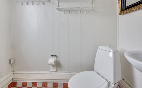 Annelotte - from the Sea: Toilet Seat, Bagno, Idraulico Fixture, Pavimentazione, Gabinetto, Pavimento, Interior Design, Lavello, Lavandino Del Bagno, Piastrella
