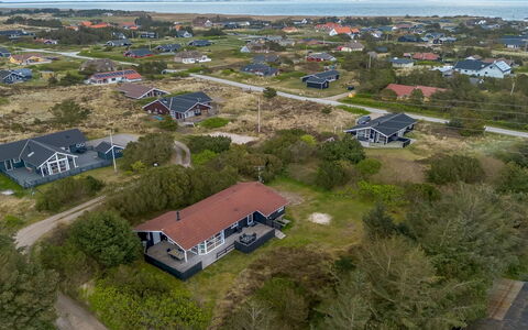 Andrie - 800M from the Sea: Arbusto, Urban Design, Groundcover, Brick, Appartamento, Estate, Muratura, Balcone, Landscaping