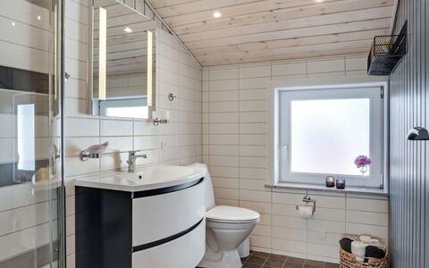 Henning - from the Sea: Idraulico Fixture, Legna, Pavimentazione, Bagno, Interior Design, Lavello, Pavimento, Idraulico, Gabinetto, Rubinetto