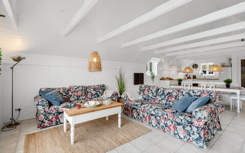Annielle - from the Sea: Mobilia, Divano, Interior Design, Pavimentazione, Legna, Pavimento, Tavolo, Soffitto, Soggiorno, Camera