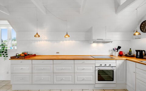 Annielle - from the Sea: Interior Design, Pavimentazione, Cucina, Legna, Soffitto, Cabinetry, Controsoffitto, Lampada, Pavimento, Mobilia