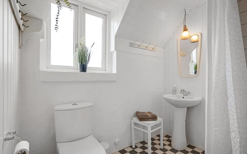 Annielle - from the Sea: Bagno, Idraulico Fixture, Parete, Pavimentazione, Pavimento, Gabinetto, Toilet Seat, Bianca, Interior Design, Lavello
