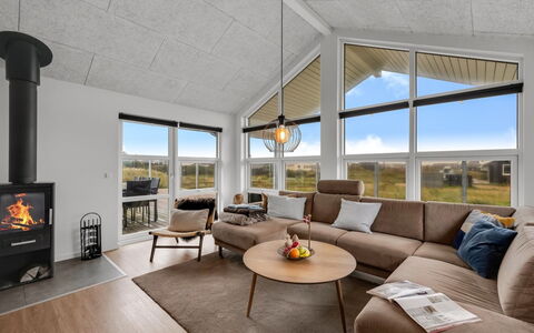 Tola - 450M from the Sea: Legna, Pavimentazione, Soffitto, Interior Design, Pavimento, Soggiorno, Casa, Camera, Latifoglie
