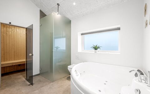 Tola - 450M from the Sea: Idraulico Fixture, Bagno, Pavimentazione, Interior Design, Soffitto, Pavimento, Vasca Da Bagno, Illuminazione, Idraulico, Rubinetto