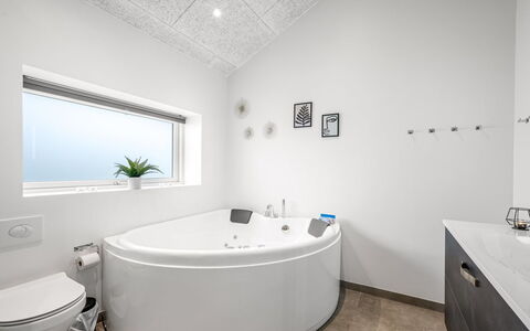 Tola - 450M from the Sea: Idraulico Fixture, Bagno, Vasca Da Bagno, Interior Design, Pavimentazione, Soffitto, Pavimento, Rubinetto, Idraulico, Illuminazione