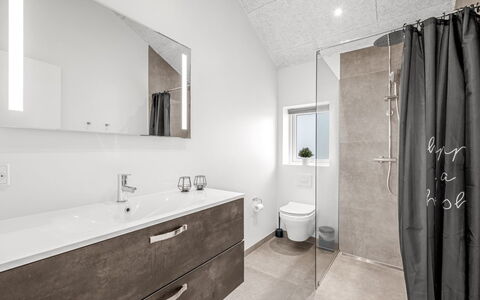 Tola - 450M from the Sea: Pavimentazione, Pavimento, Idraulico Fixture, Interior Design, Mobiletto Del Bagno, Idraulico, Bagno, Soffitto, Rubinetto, Specchio
