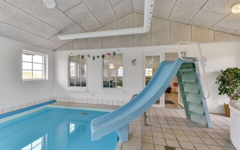 Matrona - 750M from the Sea: Materiale Composito, Pavimento, Piscina, Design, Ricorrere, Hotel, Illuminazione Diurna, Centro Ricreativo, Piastrella