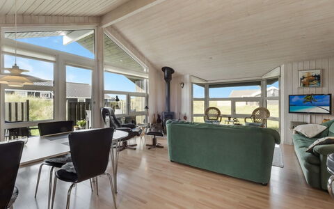 Suometar - 400M from the Sea: Casa, Porta, Soffitto, Appartamento, Latifoglie, Design, Shade, Illuminazione Diurna, Portico