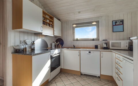 Suometar - 400M from the Sea: Legna, Pavimentazione, Pavimento, Cucina, Interior Design, Controsoffitto, Soffitto, Elettrodomestico Da Cucina, Cabinetry, Apparecchio Major