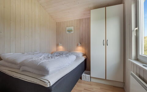 Suometar - 400M from the Sea: Camera Da Letto, Letto, Legna, Lenzuolo, Interior Design, Pavimento, Bedding, Soffitto, Pavimentazione, Telaio Del Letto