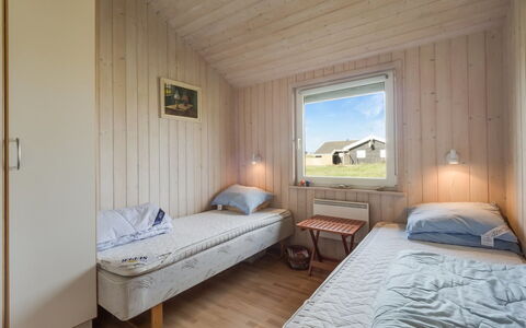 Suometar - 400M from the Sea: Legna, Camera Da Letto, Casa, Letto, Telaio Del Letto, Lenzuolo, Latifoglie, Bedding, Plank, Color Legno
