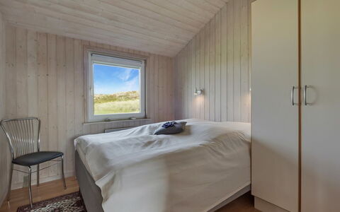 Suometar - 400M from the Sea: Parete, Legna, Soffitto, Camera Da Letto, Pavimento, Pavimentazione, Interior Design, Letto, Lenzuolo, Casa