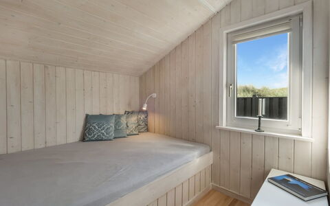 Suometar - 400M from the Sea: Pavimentazione, Pavimento, Parete, Legna, Interior Design, Soffitto, Camera Da Letto, Mobilia, Camera, Letto