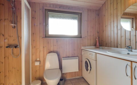 Suometar - 400M from the Sea: Pavimentazione, Idraulico Fixture, Parete, Pavimento, Legna, Lavello, Interior Design, Lavandino Del Bagno, Bagno, Soffitto