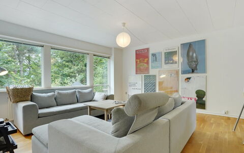 Flor - 900M from the Sea: Mobilia, Interior Design, Pavimentazione, Divano, Pavimento, Parete, Soggiorno, Soffitto, Legna, Camera