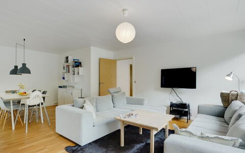 Flor - 900M from the Sea: Mobilia, Interior Design, Pavimentazione, Parete, Pavimento, Divano, Soffitto, Legna, Soggiorno, Lampada
