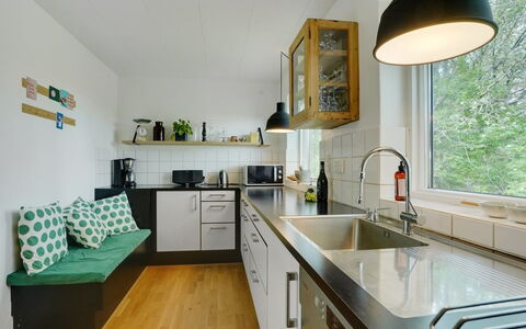 Flor - 900M from the Sea: Cucina, Controsoffitto, Elettrodomestico Da Cucina, Interior Design, Mobilia, Pavimentazione, Legna, Soffitto, Apparecchio Major, Pavimento