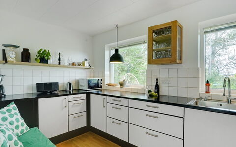 Flor - 900M from the Sea: Cucina, Controsoffitto, Interior Design, Pavimentazione, Elettrodomestico Da Cucina, Cabinetry, Legna, Pavimento, Lavandino Della Cucina, Mobilia
