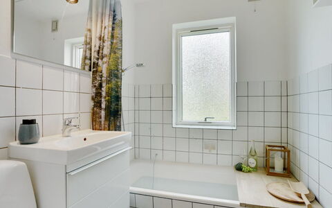 Flor - 900M from the Sea: Parete, Pavimentazione, Idraulico Fixture, Interior Design, Pavimento, Bagno, Idraulico, Rubinetto, Piastrella, Materiale Composito