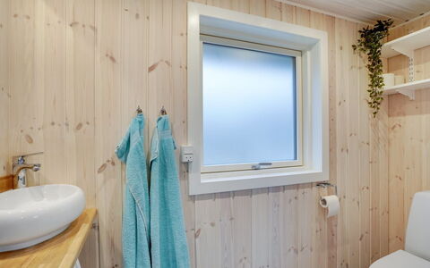 Carelle - 300M from the Sea: Legna, Pavimentazione, Interior Design, Pavimento, Soffitto, Camera, Idraulico Fixture, Color Legno, Bagno, Plank