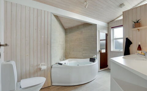 Nedelko - 250M from the Sea: Parete, Pavimentazione, Interior Design, Pavimento, Idraulico Fixture, Soffitto, Bagno, Camera, Vasca Da Bagno, Casa