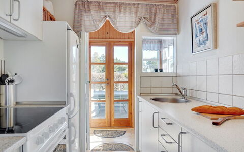 Ingebritt - 1.5Km from the Sea: Pavimentazione, Interior Design, Legna, Cucina, Pavimento, Mobilia, Controsoffitto, Soffitto, Cabinetry, Camera