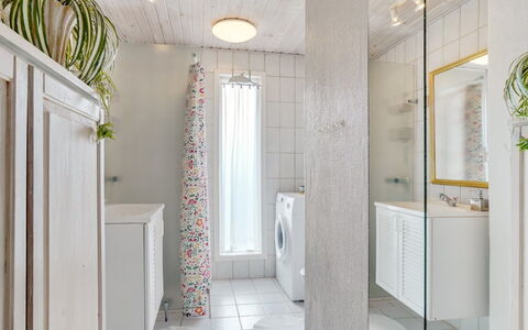 Ingebritt - 1.5Km from the Sea: Interior Design, Parete, Pavimentazione, Pavimento, Idraulico Fixture, Soffitto, Lampada, Bagno, Illuminazione, Mobiletto Del Bagno