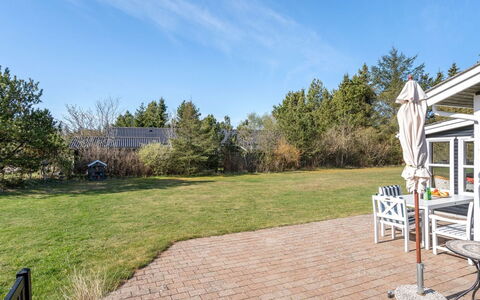 Ingebritt - 1.5Km from the Sea: Cielo, Arbusto, Paesaggio, Lotto, Giardino, Shade, Landscaping, Prato, Estate
