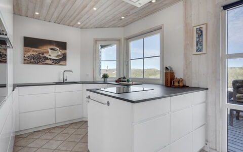 Maren - 150M from the Sea: Pavimentazione, Legna, Cucina, Cabinetry, Pavimento, Soffitto, Controsoffitto, Interior Design, Elettrodomestico Da Cucina, Apparecchio Major