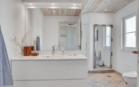 Maren - 150M from the Sea: Pavimentazione, Idraulico Fixture, Interior Design, Pavimento, Mobiletto Del Bagno, Soffitto, Bagno, Lavello, Rubinetto, Idraulico