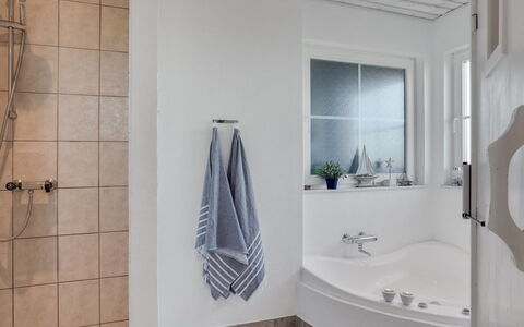 Maren - 150M from the Sea: Bagno, Interior Design, Pavimentazione, Idraulico Fixture, Parete, Pavimento, Vasca Da Bagno, Soffitto, Camera, Idraulico