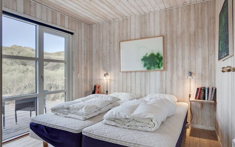 Maren - 150M from the Sea: Camera Da Letto, Letto, Lenzuolo, Legna, Bedding, Mobilia, Interior Design, Pavimento, Biancheria, Telaio Del Letto