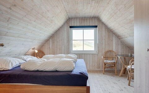 Maren - 150M from the Sea: Camera Da Letto, Pavimentazione, Legna, Letto, Pavimento, Soffitto, Interior Design, Pavimento In Legno, Lenzuolo, Mobilia