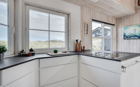 Maren - 150M from the Sea: Pavimentazione, Cucina, Controsoffitto, Interior Design, Elettrodomestico Da Cucina, Pavimento, Cabinetry, Rubinetto, Idraulico Fixture, Soffitto
