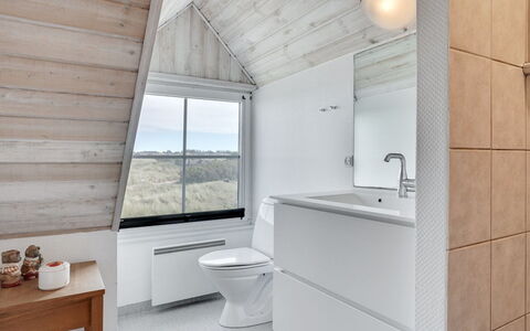 Maren - 150M from the Sea: Legna, Pavimentazione, Soffitto, Pavimento, Interior Design, Idraulico Fixture, Camera, Illuminazione Diurna, Bagno, Attico