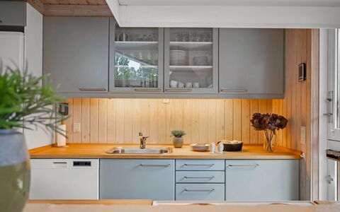 Anneke - 2Km from the Sea: Cucina, Controsoffitto, Elettrodomestico Da Cucina, Cabinetry, Mobilia, Interior Design, Apparecchio Major, Pavimentazione, Legna, Lavandino Della Cucina