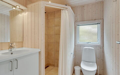 Anneke - 2Km from the Sea: Pavimentazione, Pavimento, Legna, Idraulico Fixture, Interior Design, Soffitto, Bagno, Lavello, Camera, Lavandino Del Bagno