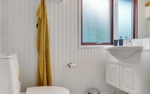 Antoinetta - 900M from the Sea: Idraulico Fixture, Bagno, Interior Design, Lavello, Rubinetto, Pavimentazione, Lavandino Del Bagno, Illuminazione, Idraulico, Pavimento