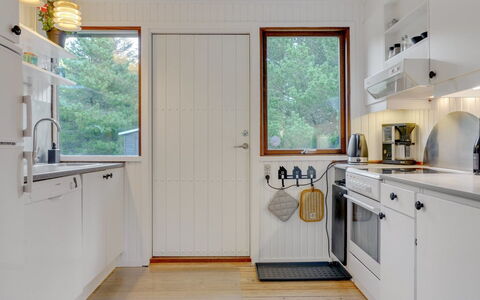 Antoinetta - 900M from the Sea: Pavimentazione, Interior Design, Legna, Cucina, Elettrodomestico Da Cucina, Controsoffitto, Pavimento, Apparecchio Major, Soffitto, Mobilia