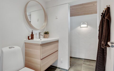 Kadife - 750M from the Sea: Pavimentazione, Interior Design, Pavimento, Mobiletto Del Bagno, Idraulico Fixture, Bagno, Idraulico, Rubinetto, Specchio, Cabinetry
