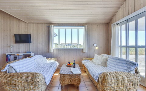 Dorethea - 300M from the Sea: Legna, Mobilia, Pavimento, Pavimentazione, Casa, Interior Design, Pavimento In Legno, Color Legno, Divano, Latifoglie