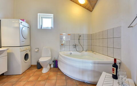Dorethea - 300M from the Sea: Pavimentazione, Interior Design, Pavimento, Idraulico Fixture, Soffitto, Legna, Vasca Da Bagno, Camera, Bagno, Illuminazione