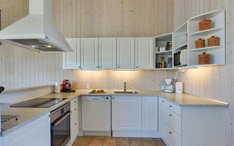 Dorethea - 300M from the Sea: Cucina, Elettrodomestico Da Cucina, Cabinetry, Legna, Pavimentazione, Controsoffitto, Interior Design, Apparecchio Major, Credenza, Soffitto
