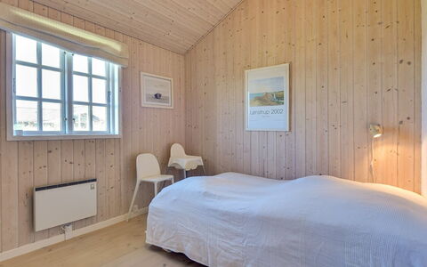 Dorethea - 300M from the Sea: Legna, Pavimento, Camera Da Letto, Pavimentazione, Soffitto, Letto, Casa, Pavimento In Legno, Lenzuolo, Bedding