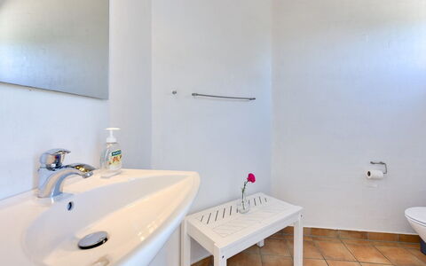 Dorethea - 300M from the Sea: Idraulico Fixture, Pavimentazione, Bagno, Pavimento, Lavandino Del Bagno, Interior Design, Lavello, Rubinetto, Idraulico, Soffitto